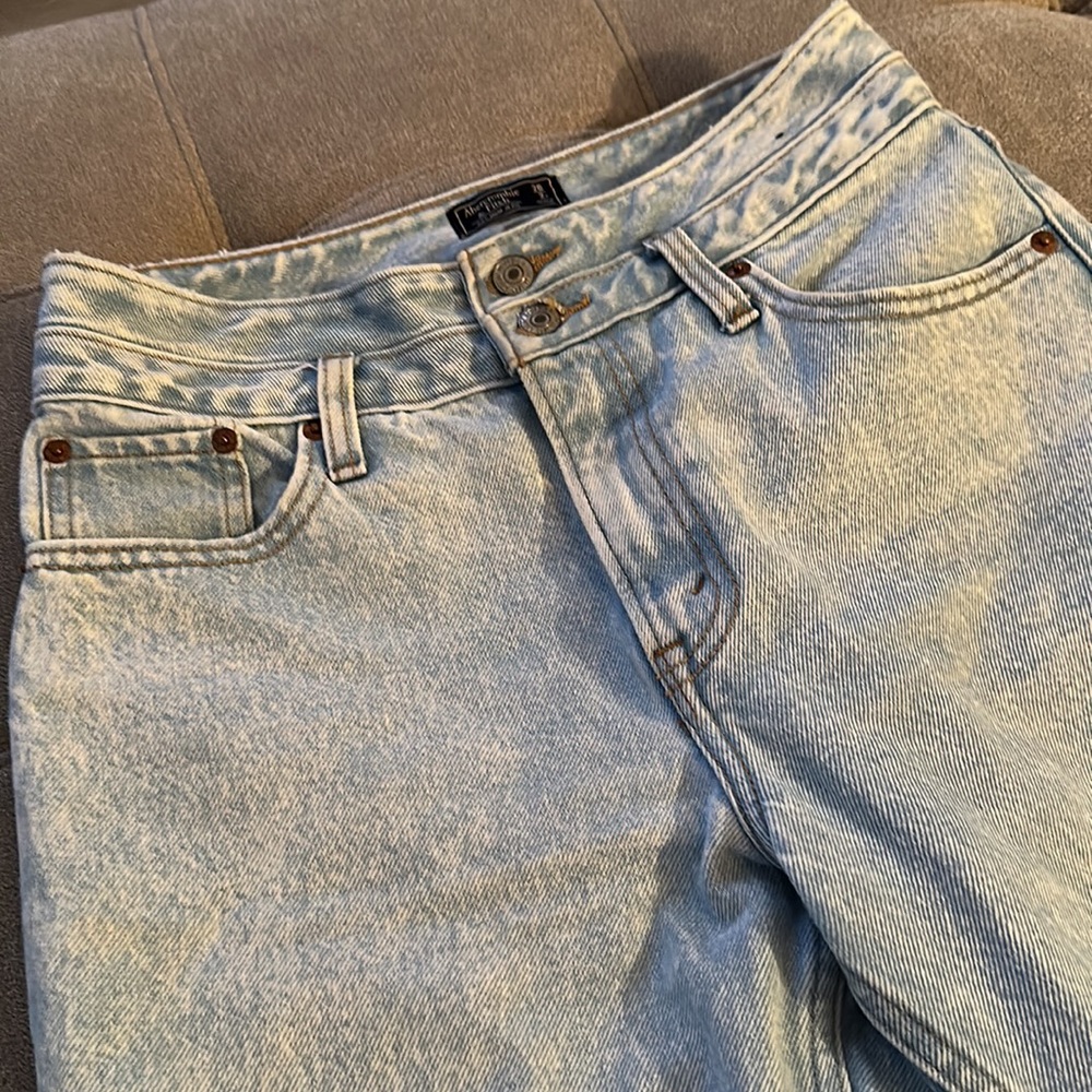LIGHT ACID WASH HIGH RISE MOM JEANS